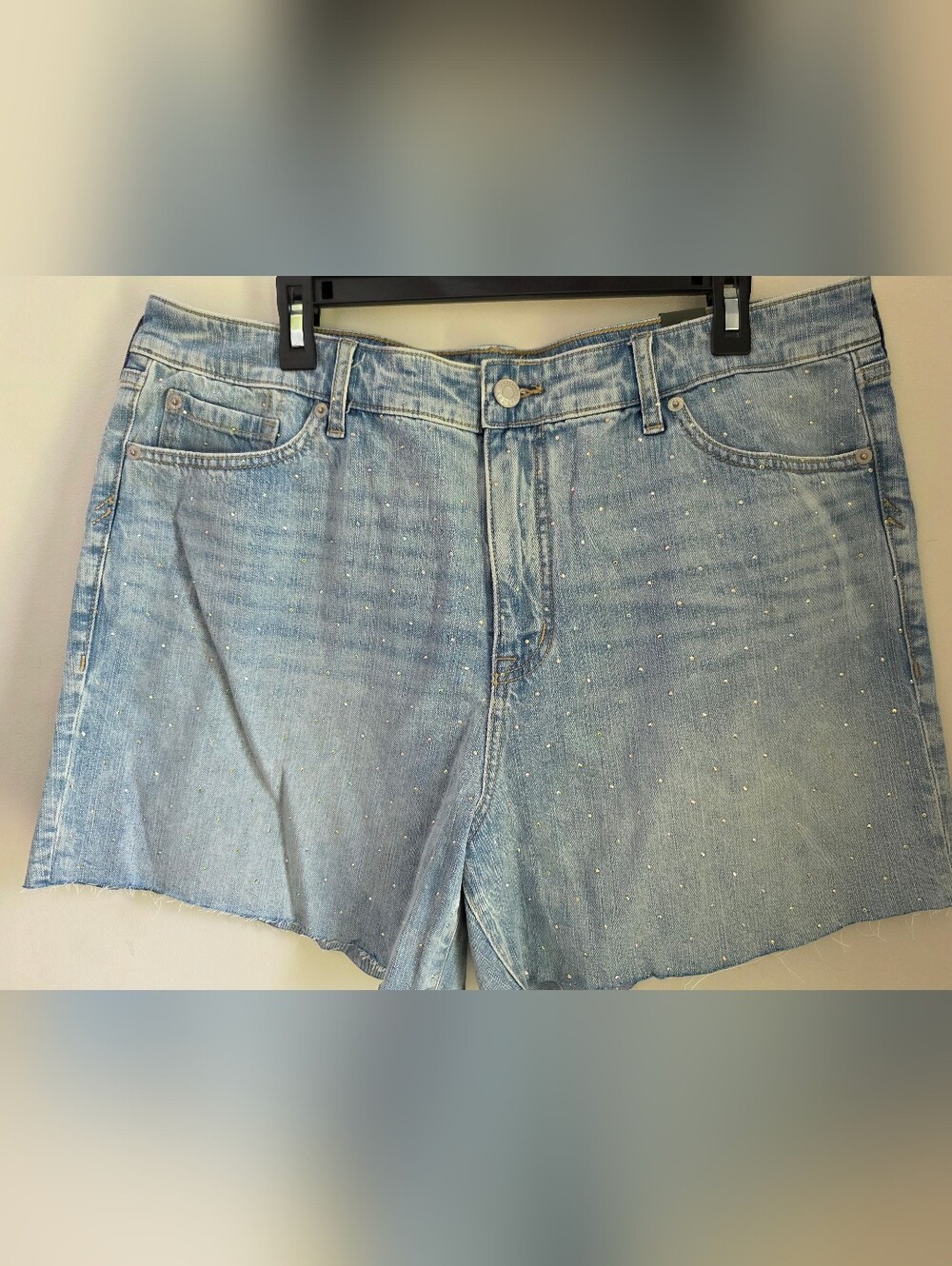 TORRID Light Wash Denim Hi Rise 5inch Shorts Rhinestone Front Stretch Rigid Sz18